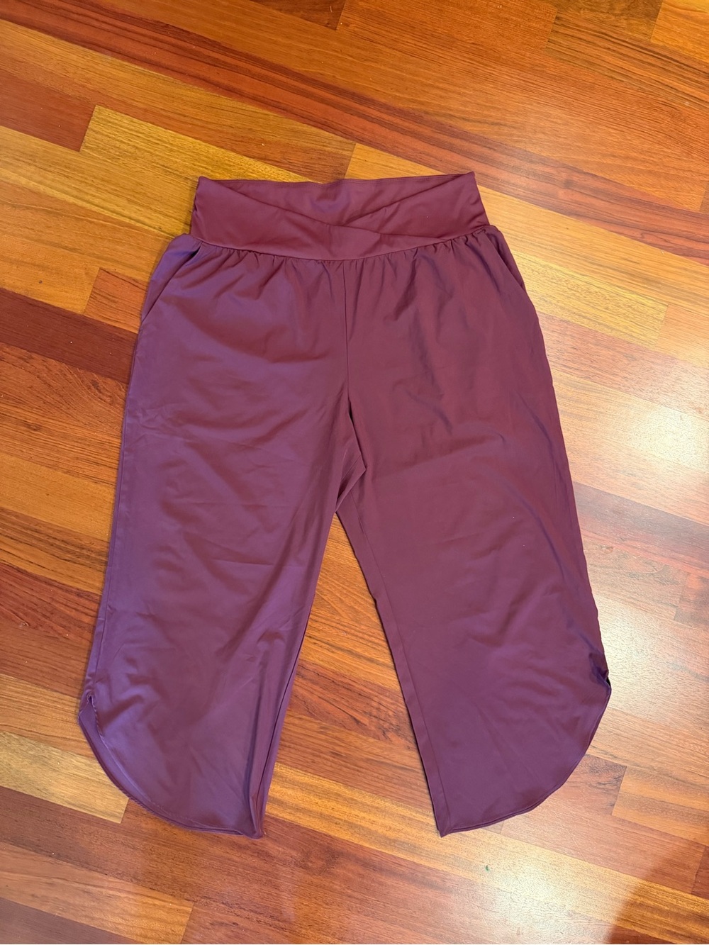 HALARA Breezeful Burgundy Cropped Pull-On Active Capris